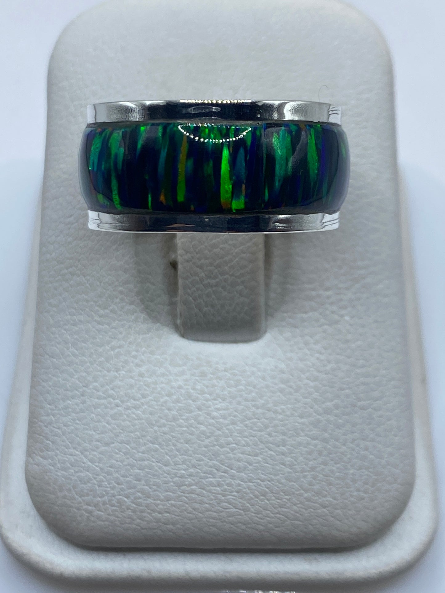 Anillo de plata .950 con ópalo de fuego multicolor mostrando destellos naranjas, amarillos y rojos