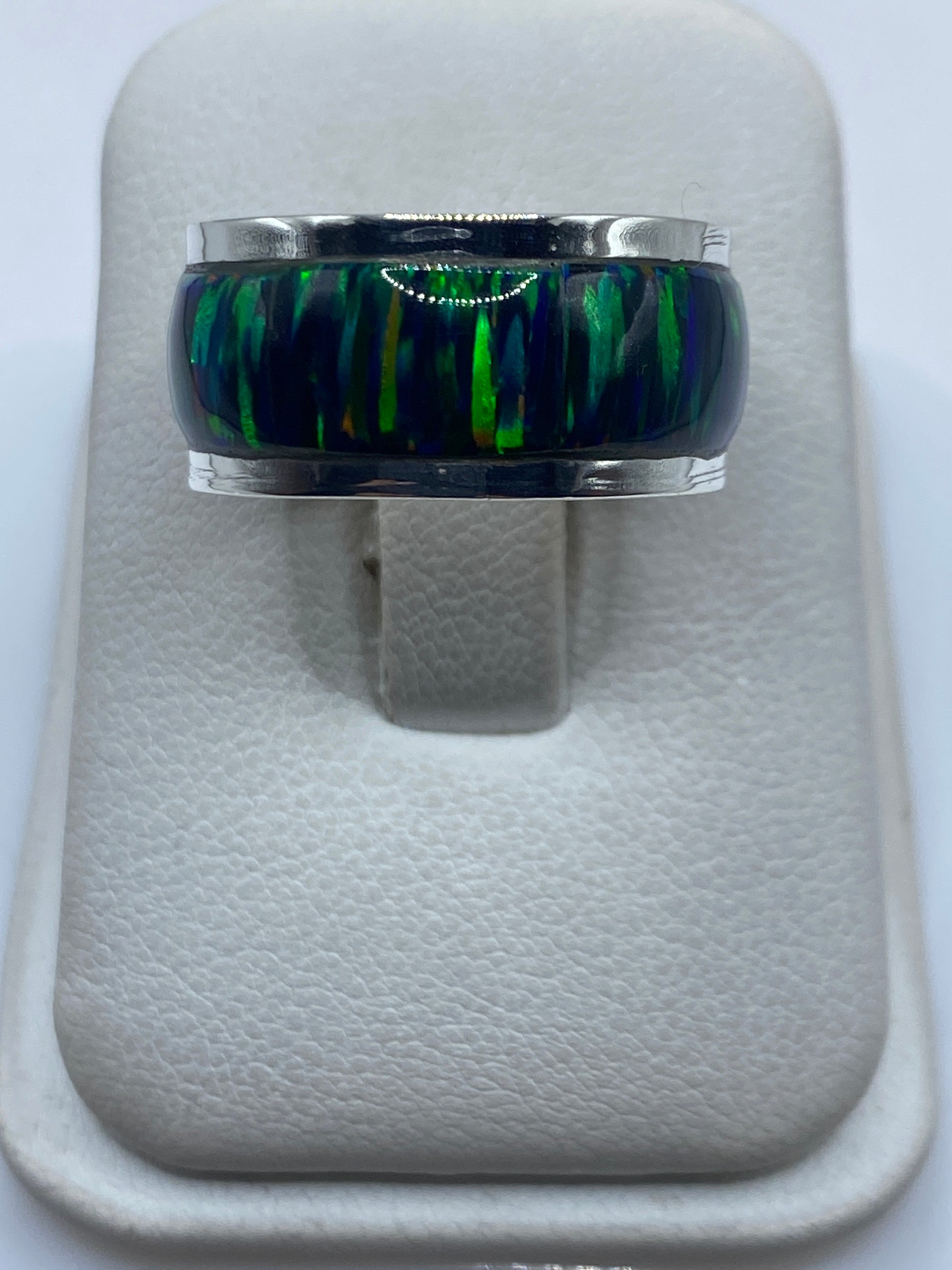 Anillo de plata .950 con ópalo de fuego multicolor mostrando destellos naranjas, amarillos y rojos