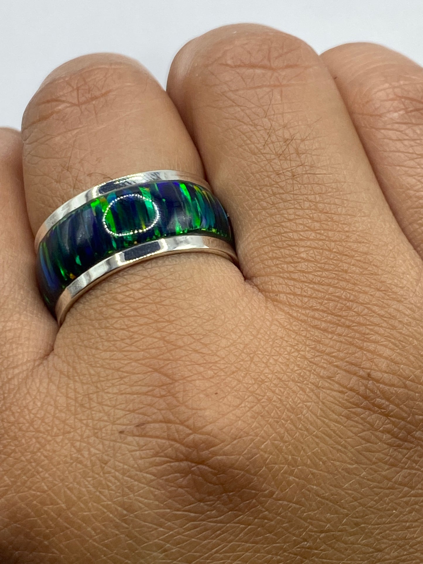 Anillo sobre fondo blanco mostrando el Quinto .950 gravado en la plata