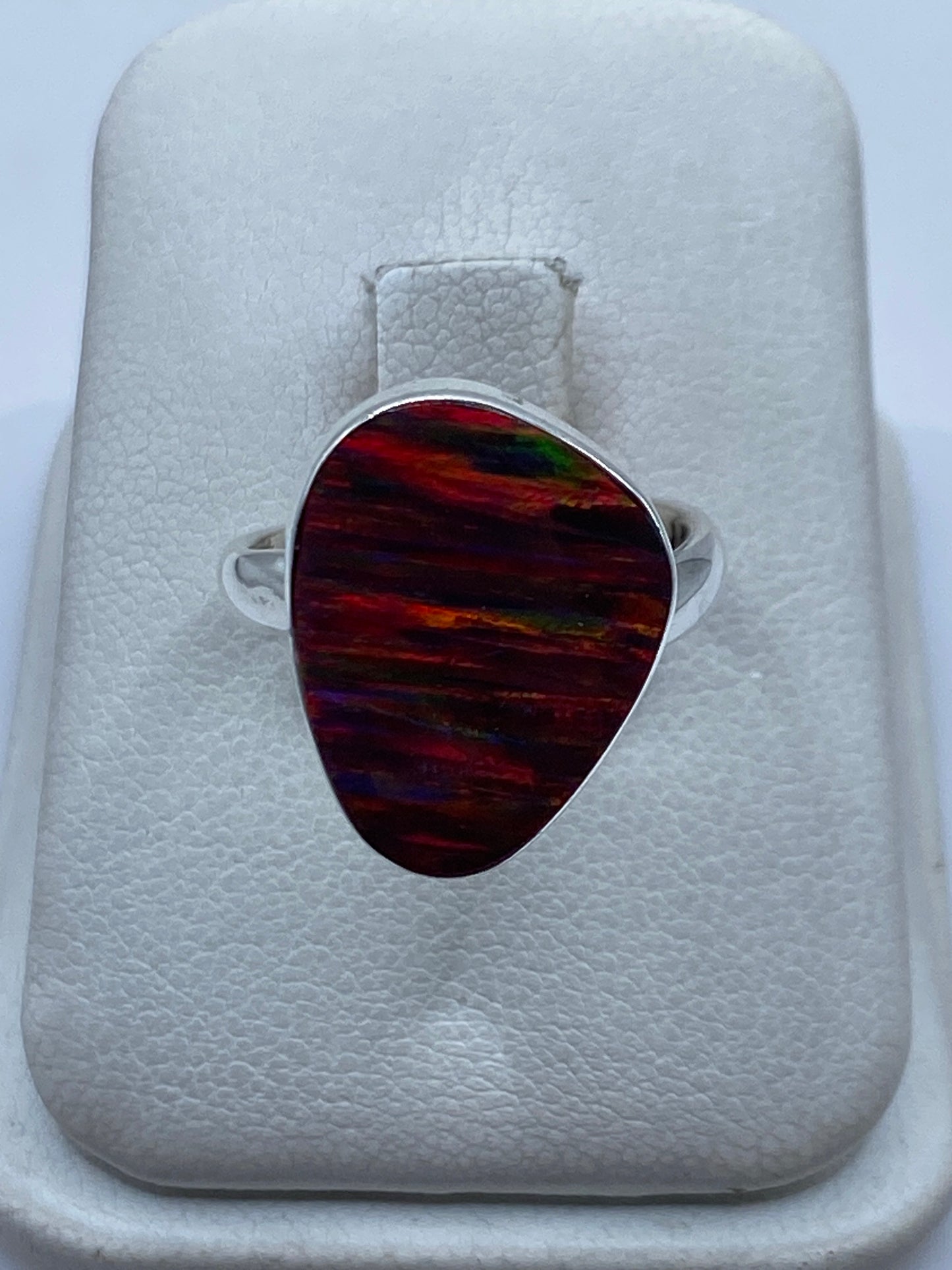 Anillo de plata ajustable con ópalo de fuego multicolor sobre estuche blanco