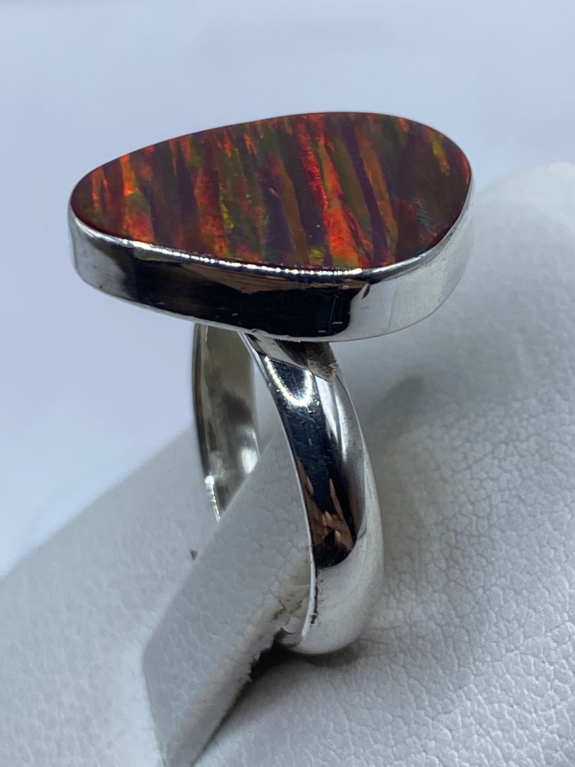 Vista lateral del anillo ajustable de plata .925 con Quinto