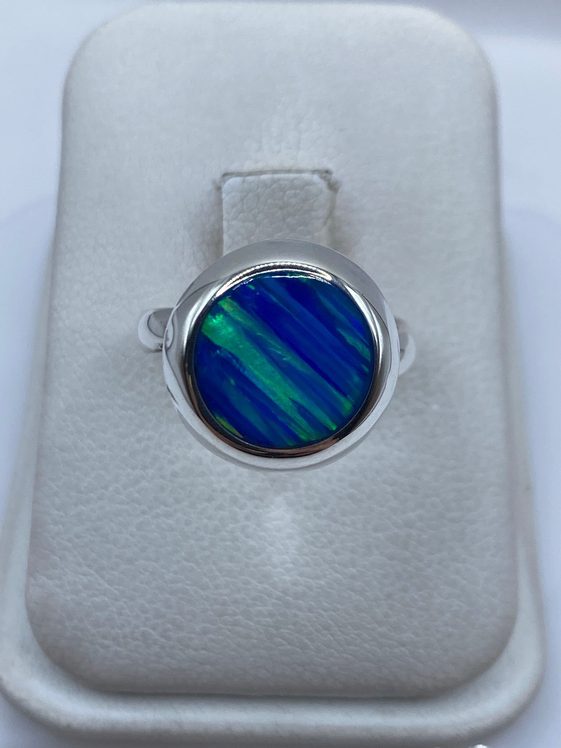 Anillo de plata ajustable con ópalo de fuego azul verdoso en estuche blanco