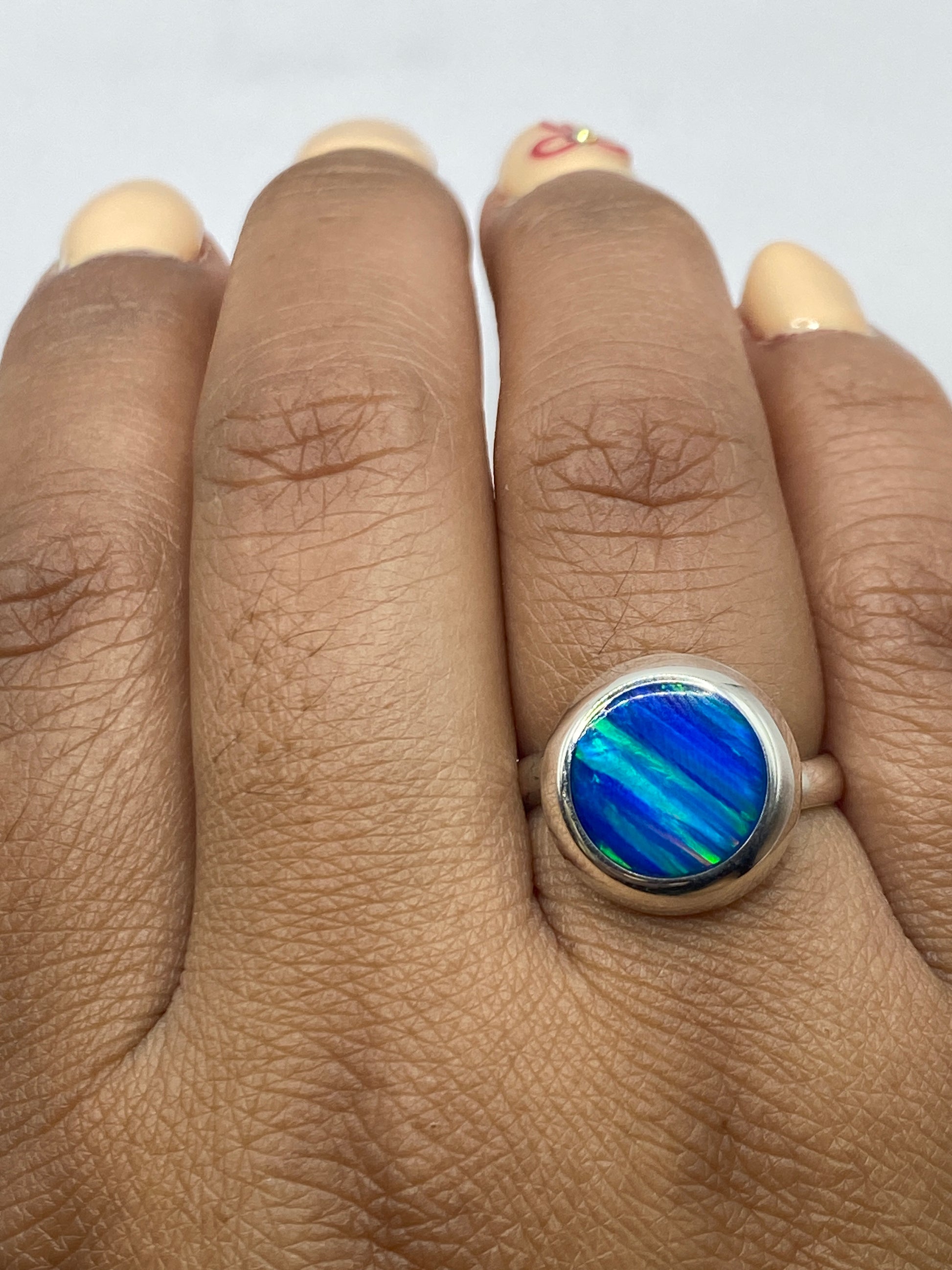 Anillo visto desde atrás mostrando el sello 925 de autenticidad
