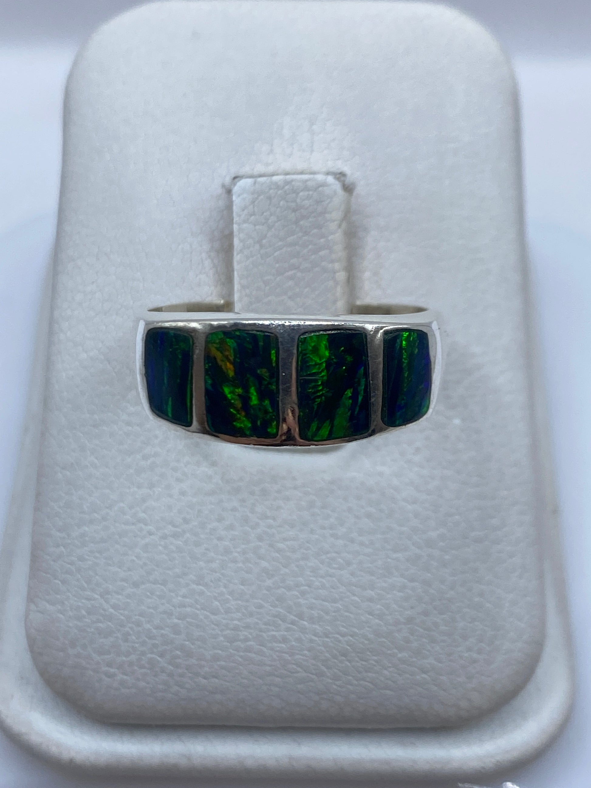 Anillo de plata .950 con Ópalo de Fuego verde en caja blanca de Arte Taxco