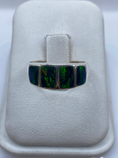 Anillo de plata .950 con Ópalo de Fuego verde en caja blanca de Arte Taxco