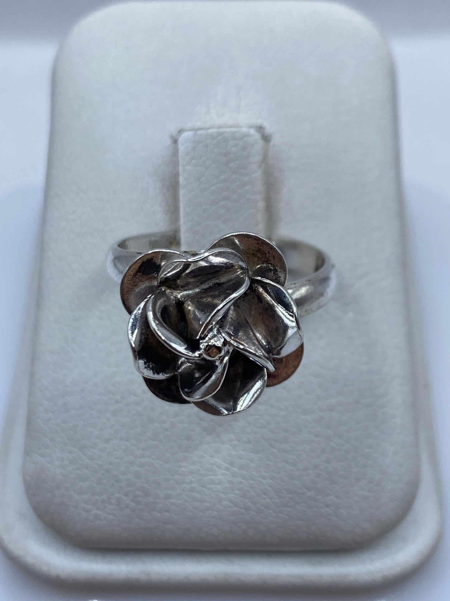Anillo de plata con diseño de rosa floral tridimensional, ajustable, en estuche de joyería blanco