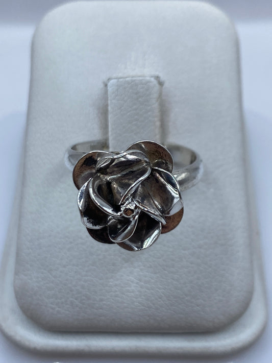 Anillo de plata con diseño de rosa floral tridimensional, ajustable, en estuche de joyería blanco