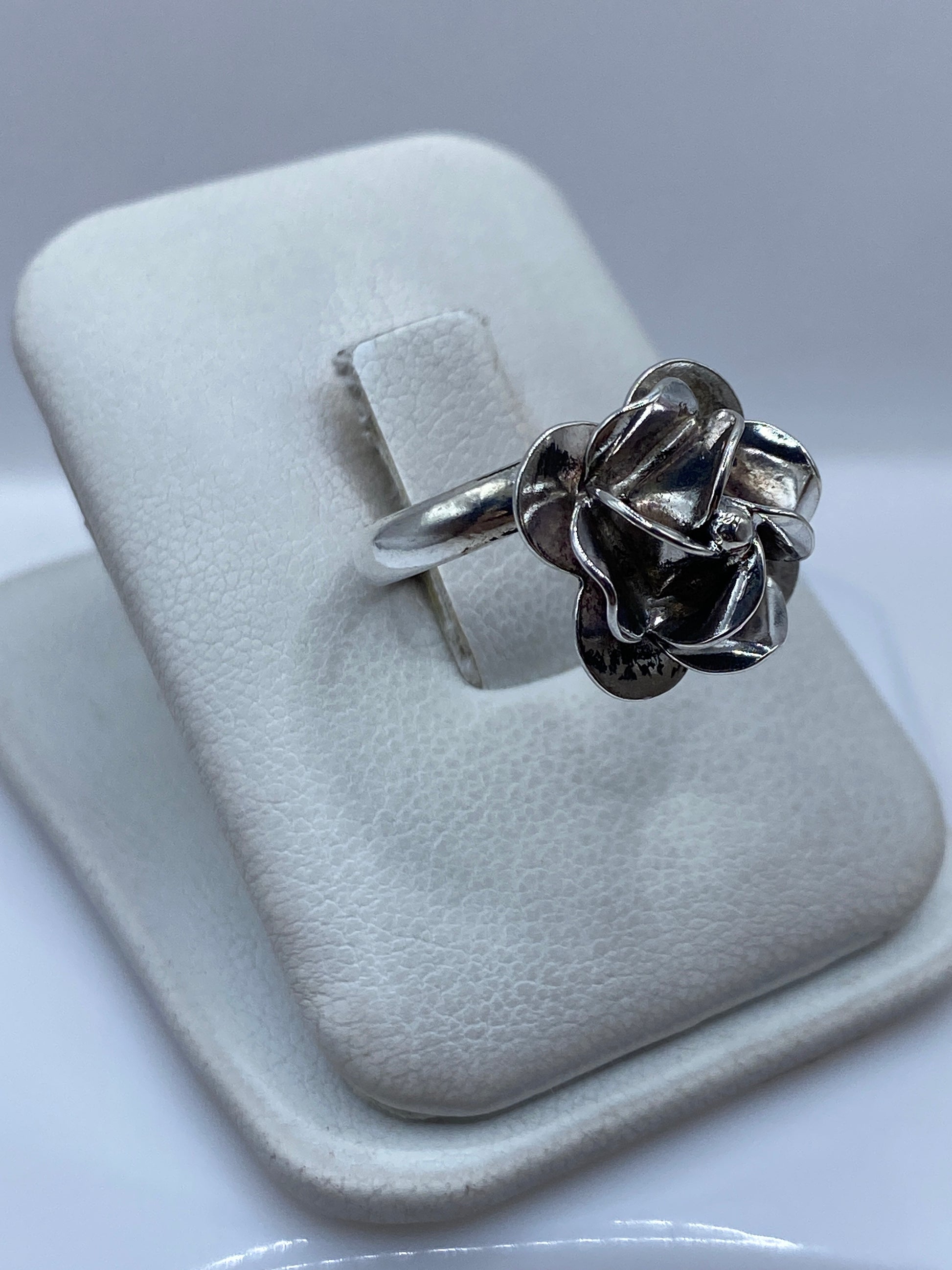 Vista lateral del anillo floral de plata .925 mostrando la forma tridimensional de los pétalos