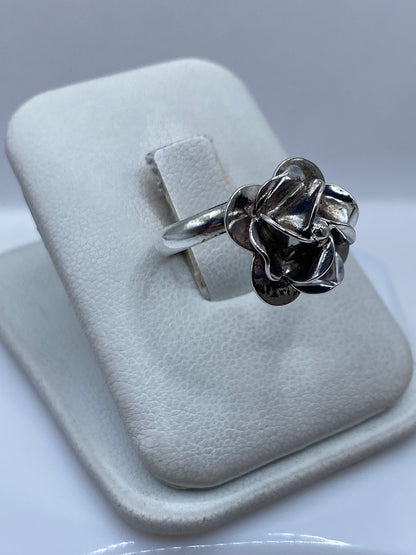 Vista lateral del anillo floral de plata .925 mostrando la forma tridimensional de los pétalos