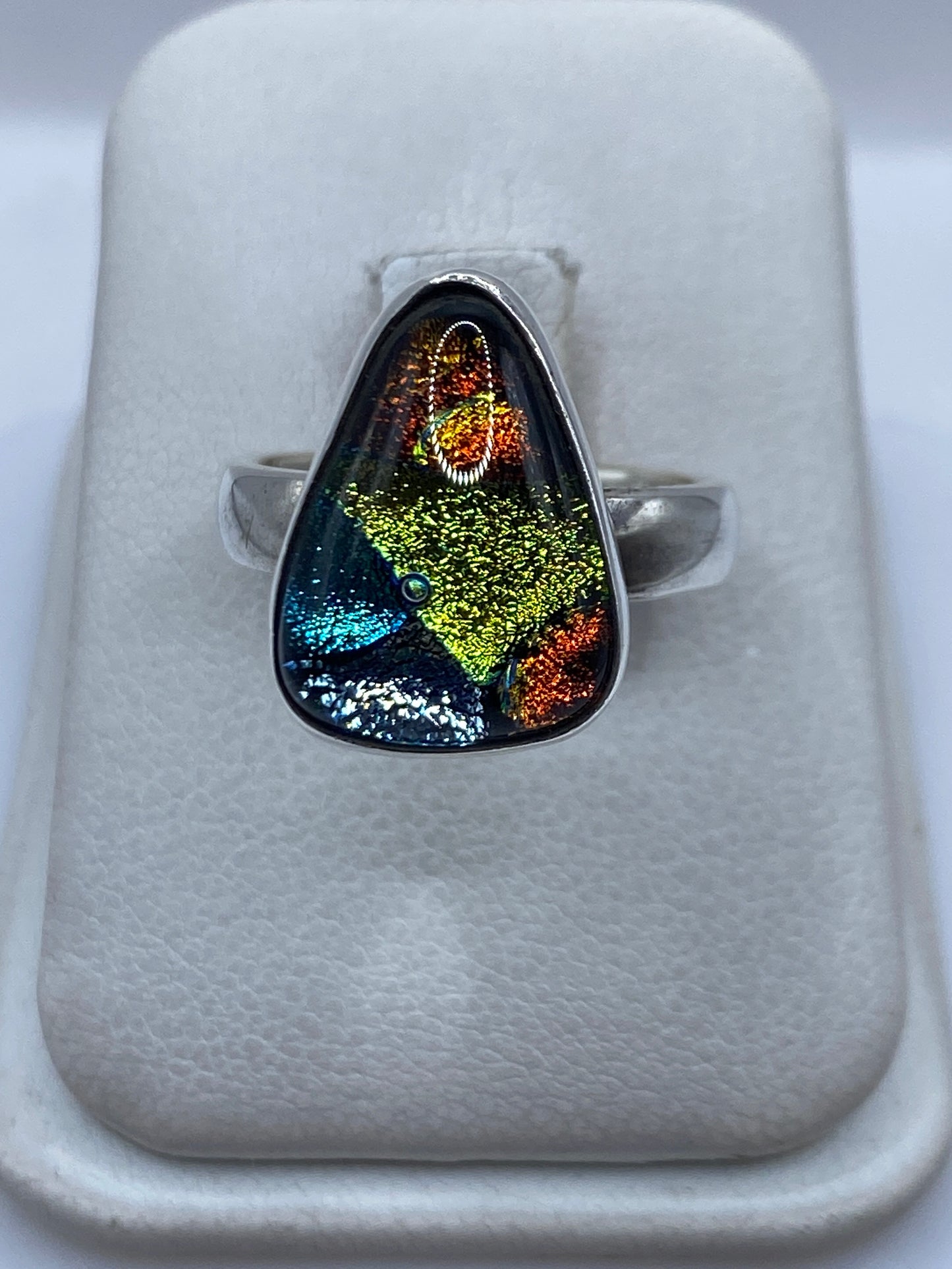 Anillo de plata con piedra multicolor azul, verde y dorado en estuche blanco