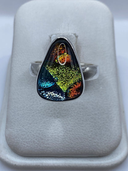 Anillo de plata con piedra multicolor azul, verde y dorado en estuche blanco