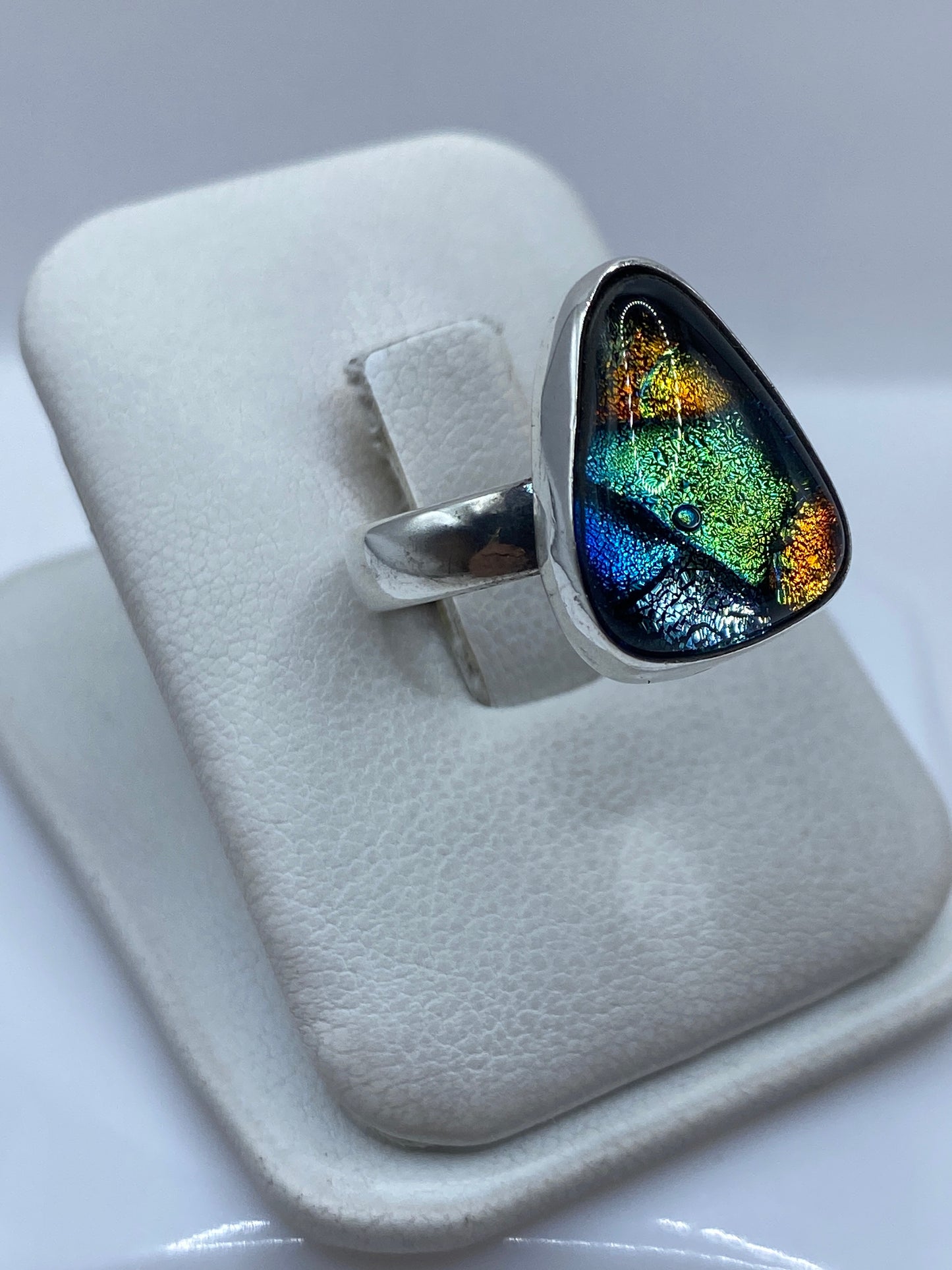 Detalle del anillo mostrando los destellos azul verdoso, dorado y cobre de la piedra