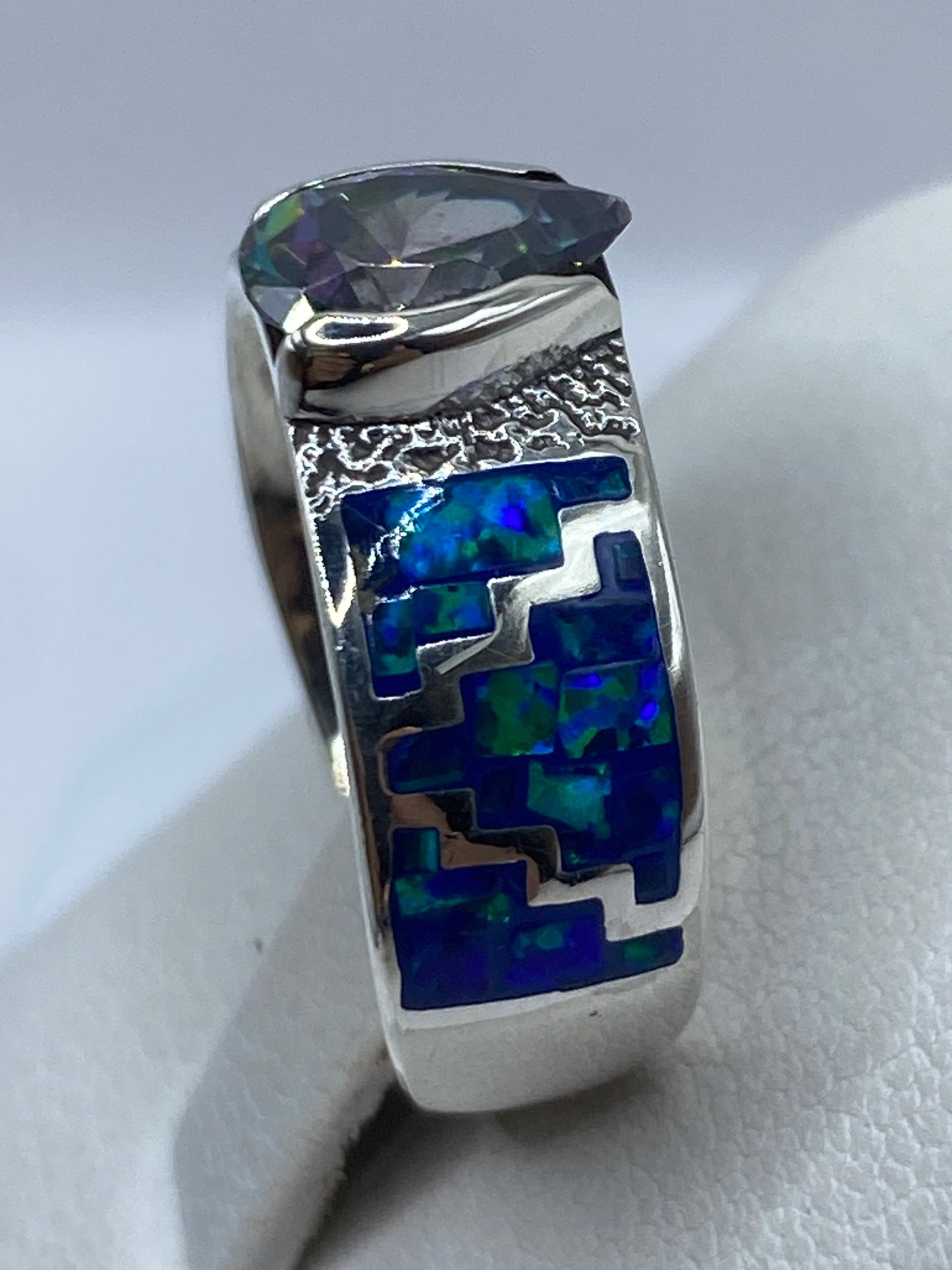 Detalle del ópalo de fuego azul y el acabado pulido de la plata .950