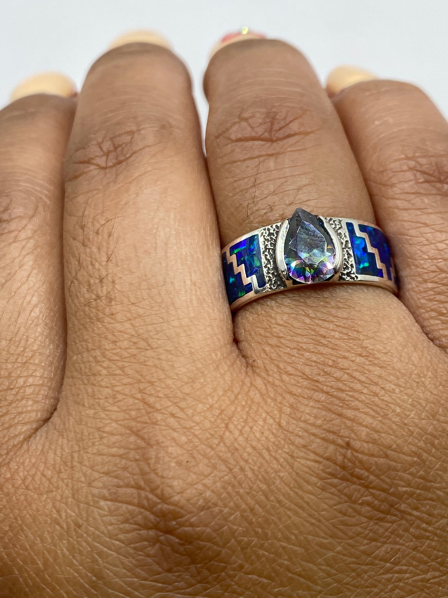 Anillo sobre fondo blanco mostrando el Quinto 950 grabado en el interior