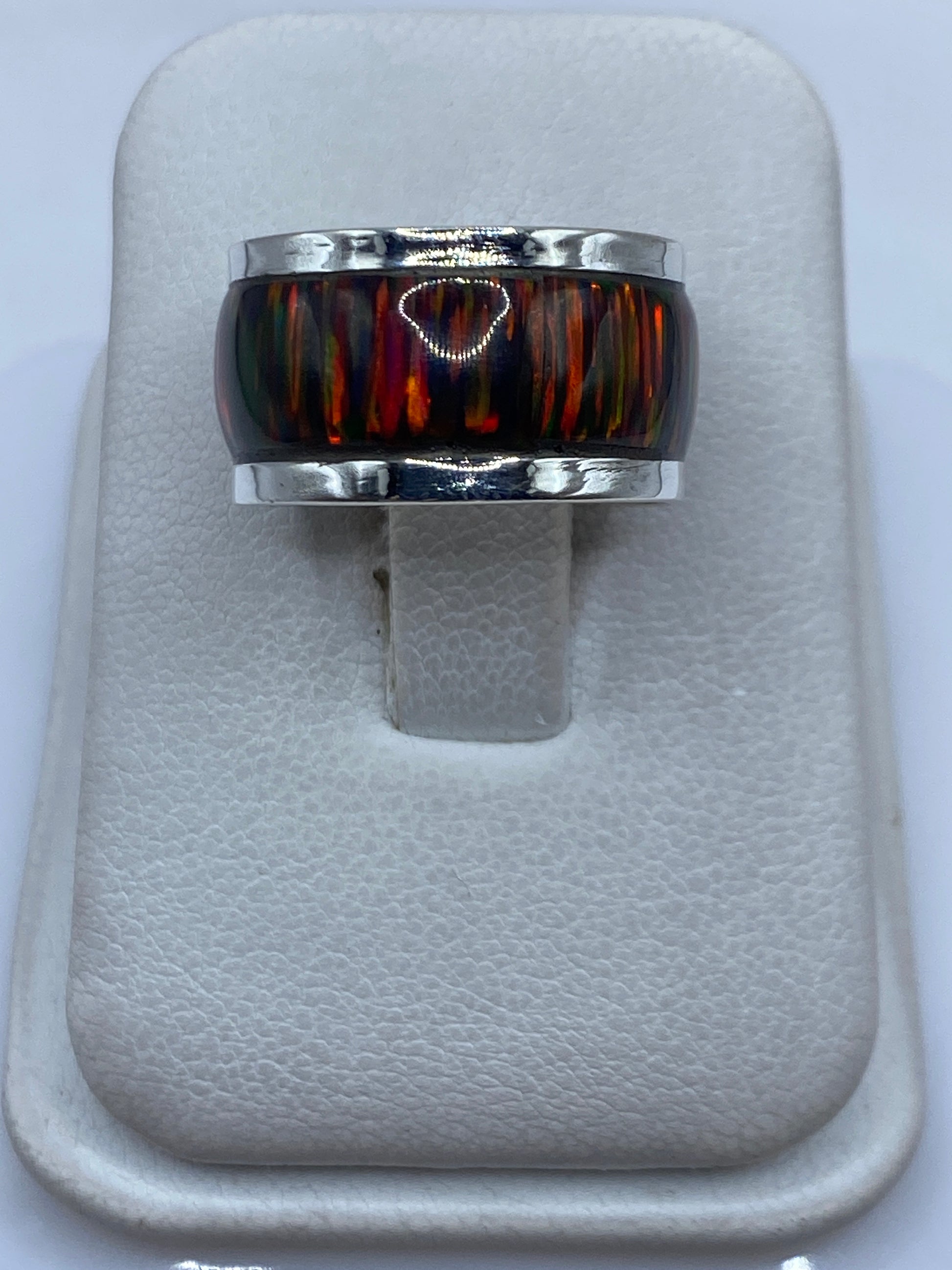Anillo de plata .950 con Ópalo de Fuego multicolor en tonos rojo, naranja y verde sobre fondo blanco