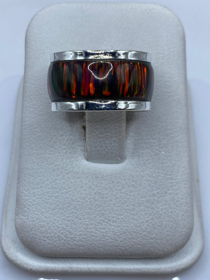 Anillo de plata .950 con Ópalo de Fuego multicolor en tonos rojo, naranja y verde sobre fondo blanco