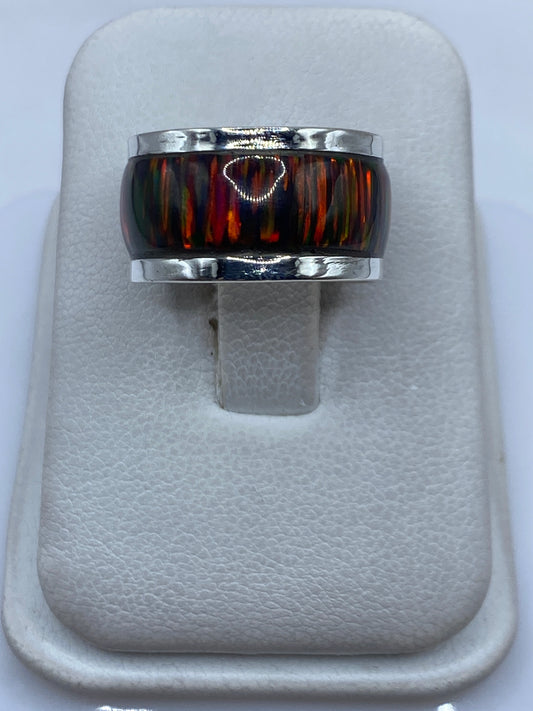 Anillo de plata .950 con Ópalo de Fuego multicolor en tonos rojo, naranja y verde sobre fondo blanco