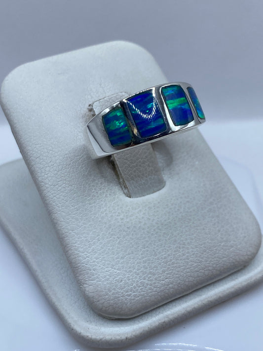 Vista frontal del anillo con ópalo de fuego en color azul profundo