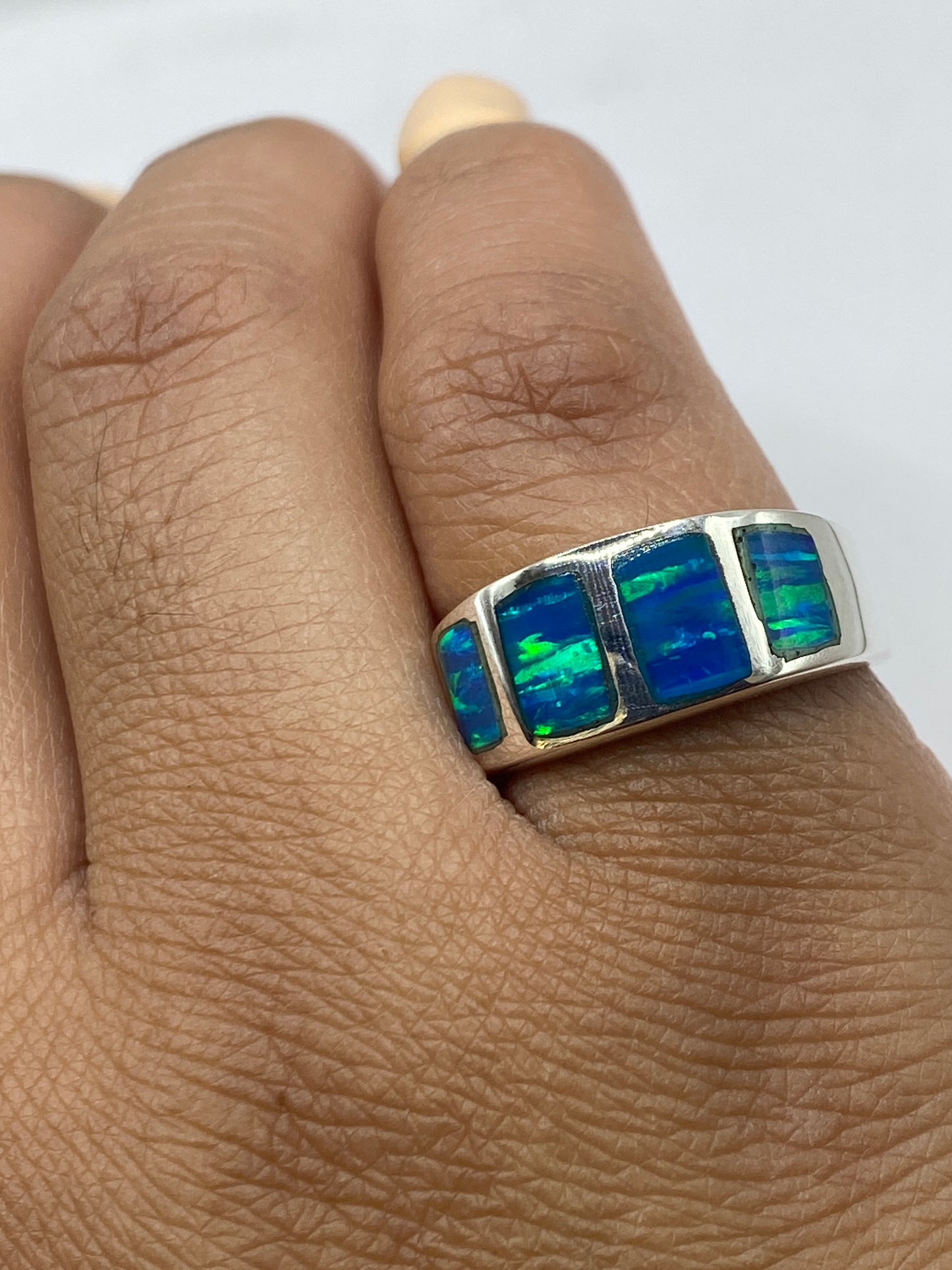 Anillo sobre fondo blanco mostrando marca .925 interior