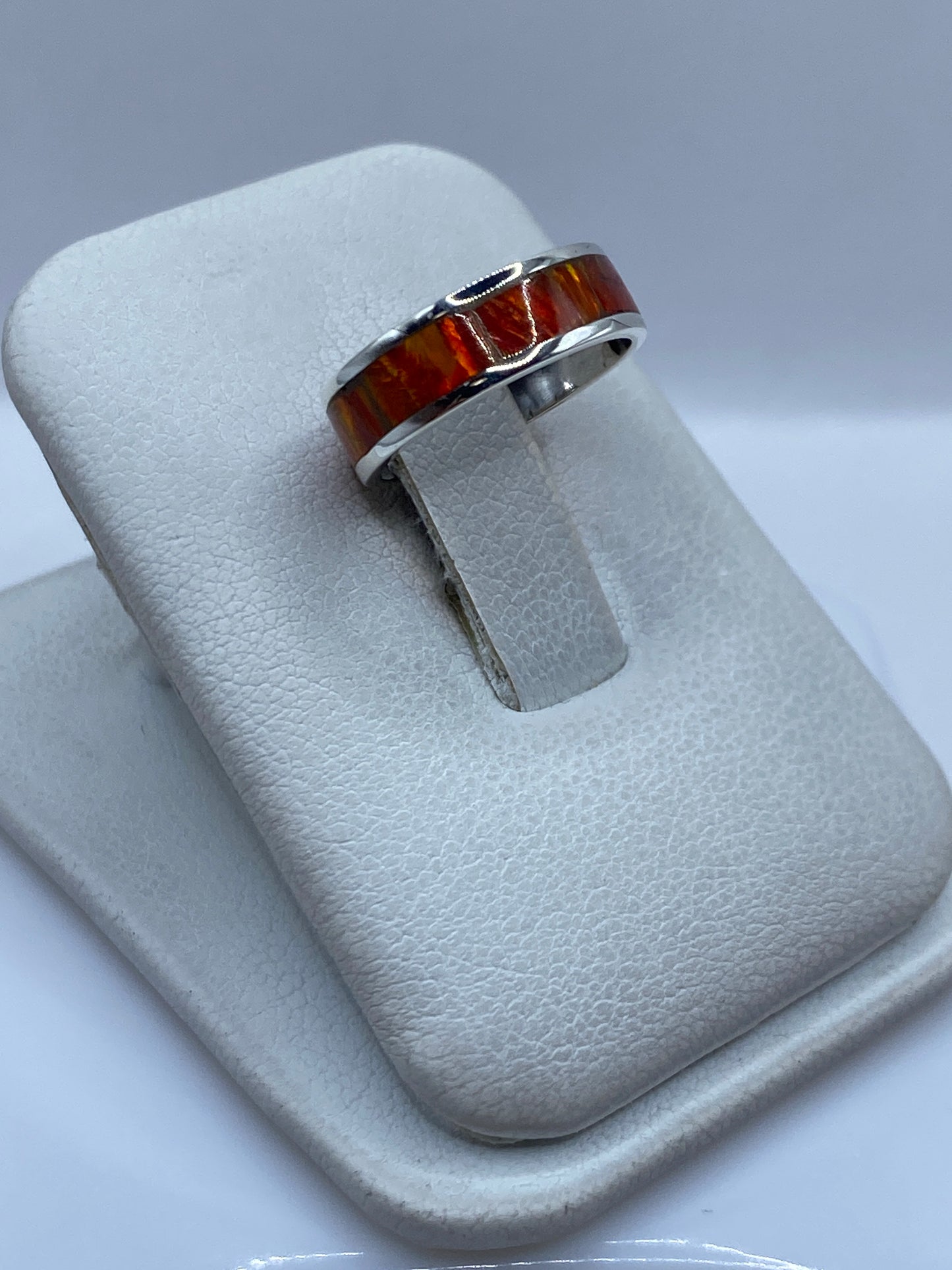 Detalle del Ópalo de Fuego naranja engastado en plata, vista lateral