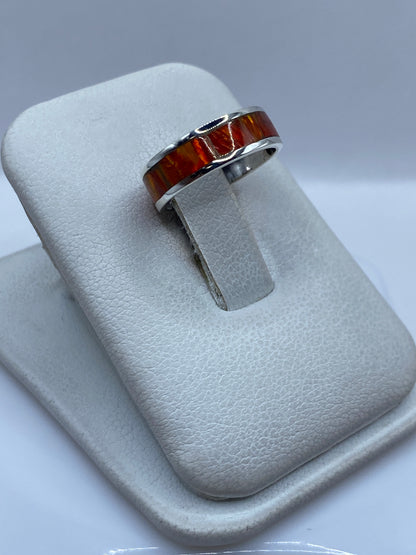 Detalle del Ópalo de Fuego naranja engastado en plata, vista lateral