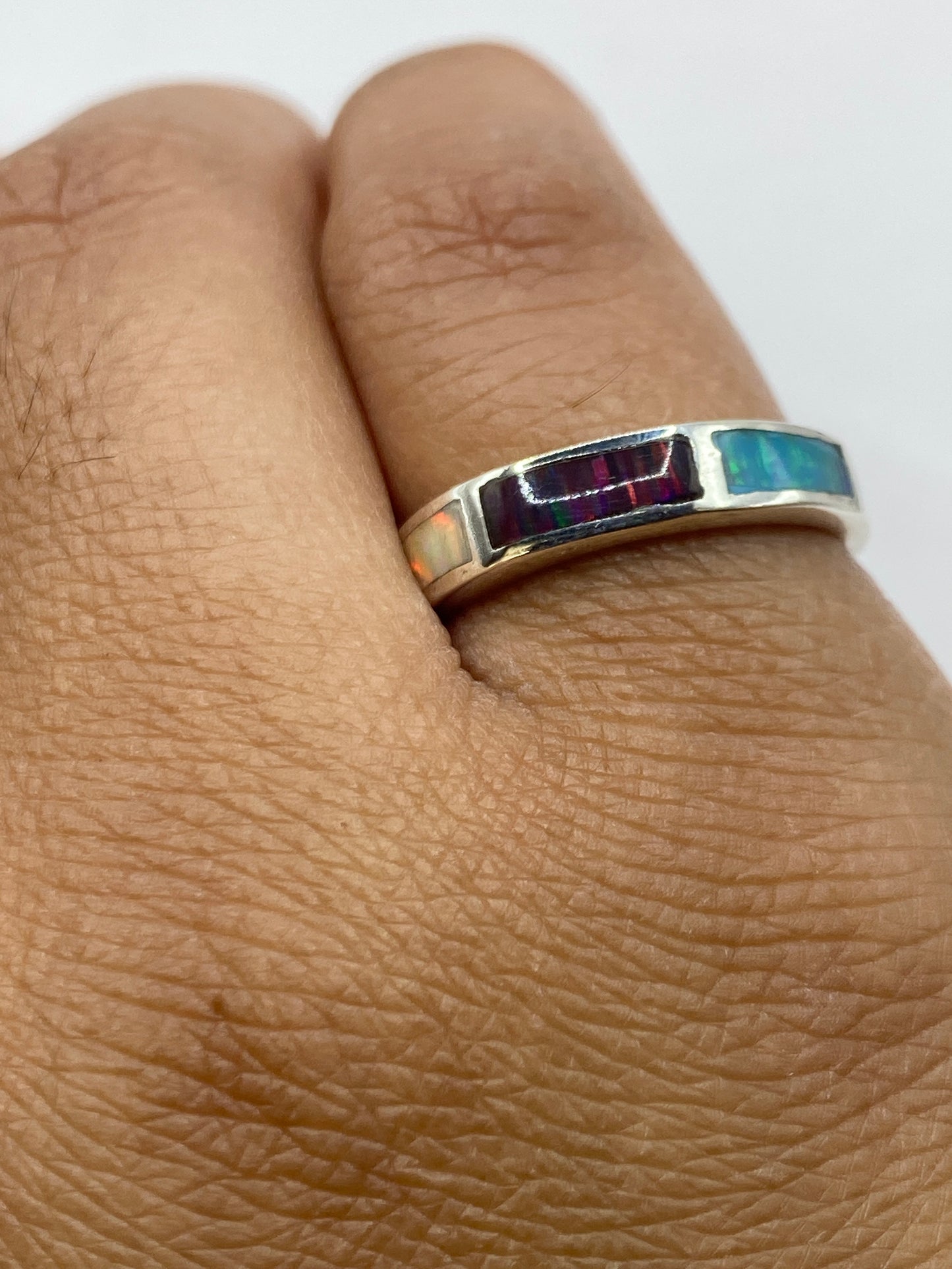 Anillo en la mano mostrando el brillo del Ópalo de Fuego y la plata .950