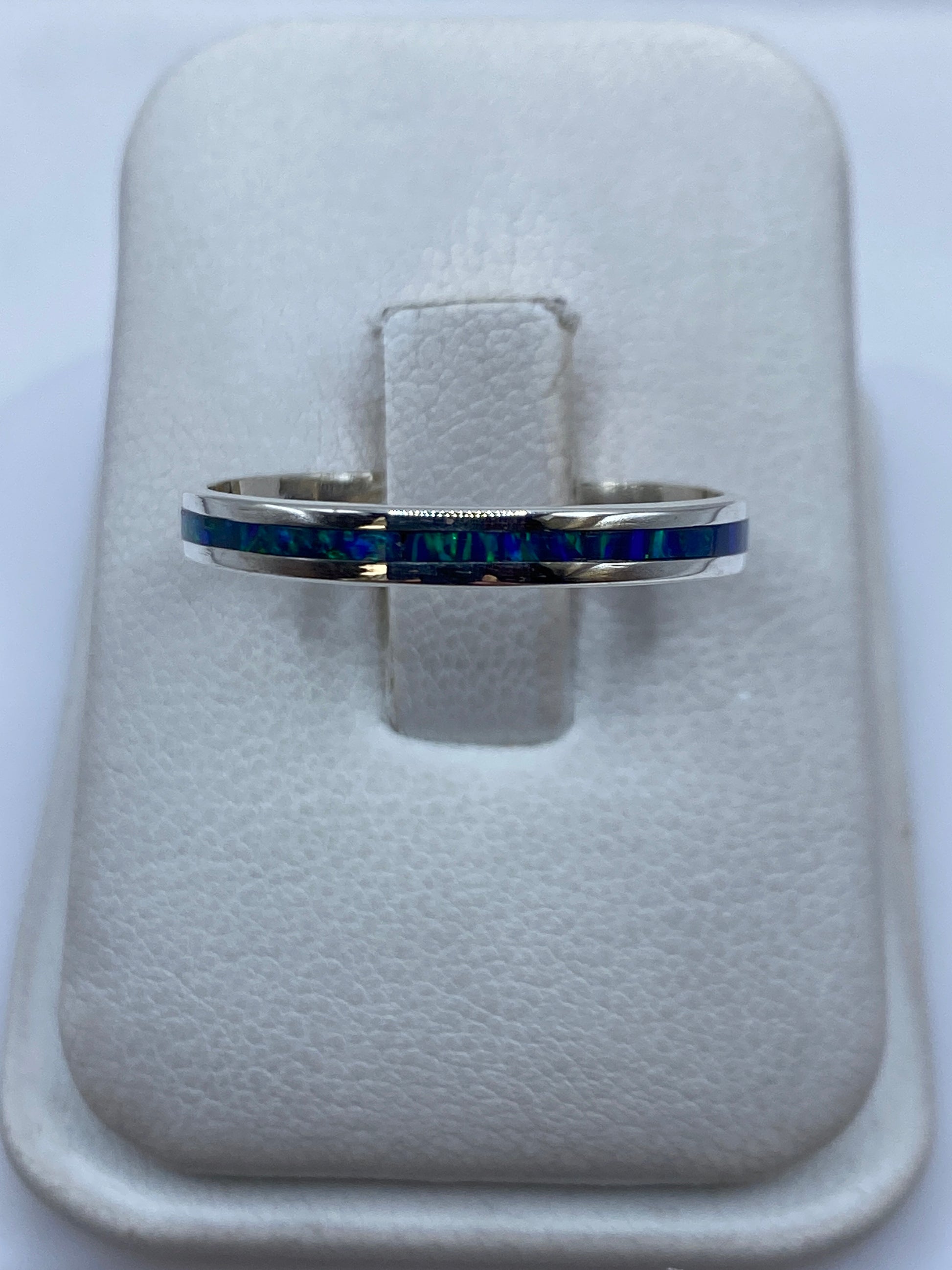 Anillo de plata .950 con ópalo de fuego azul en estuche blanco, vista superior
