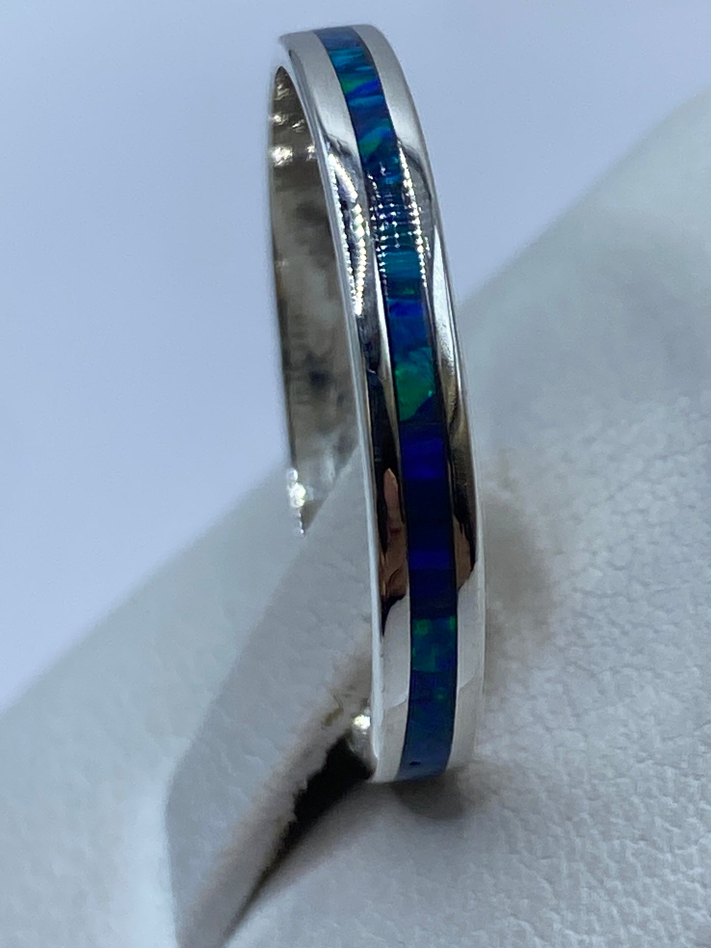 Detalle del ópalo de fuego azul con reflejos verdes en plata .950