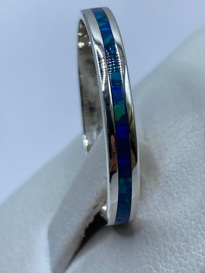 Detalle del ópalo de fuego azul con reflejos verdes en plata .950
