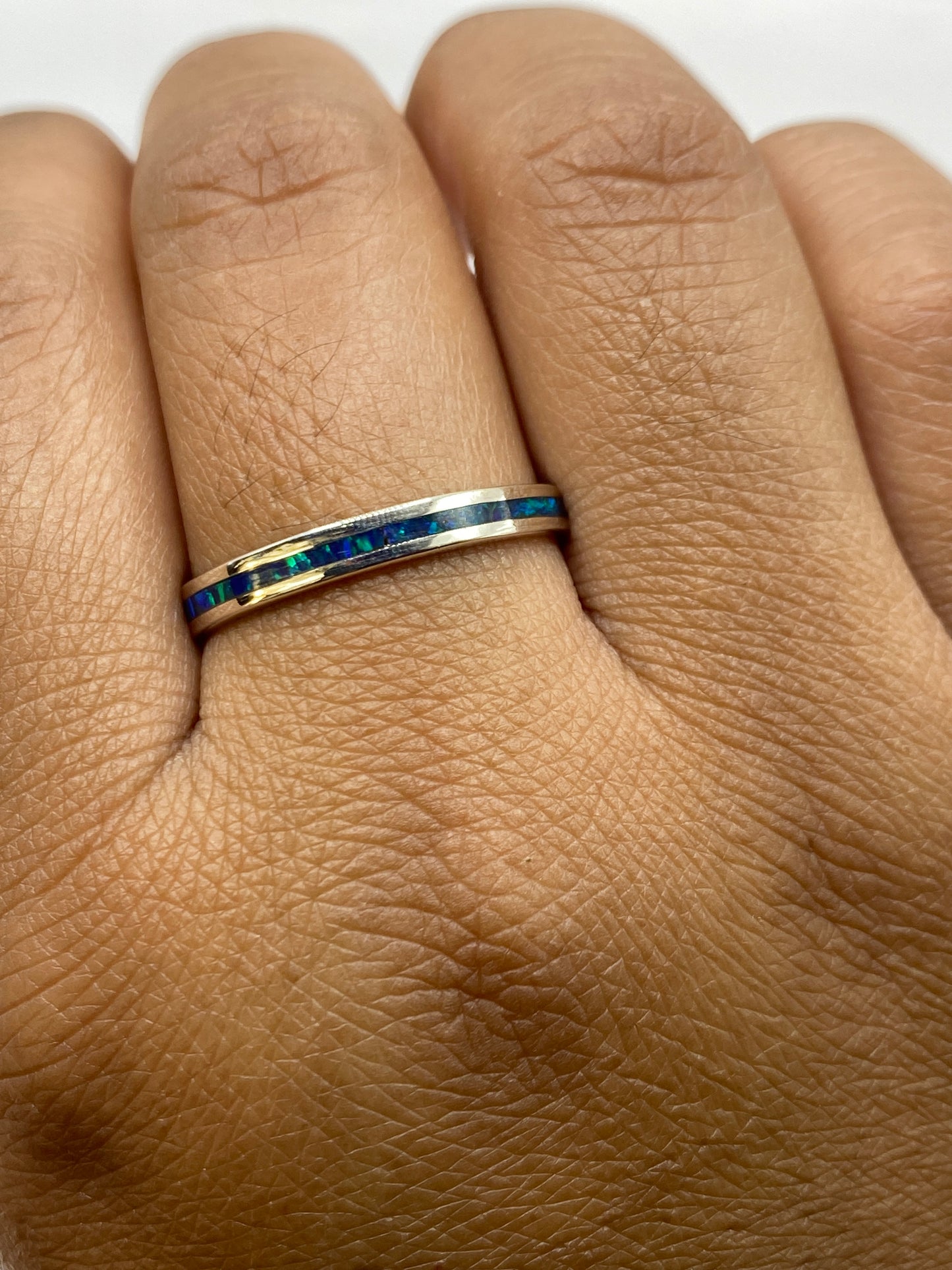 Anillo en dedo masculino mostrando el diseño minimalista y el Quinto .950
