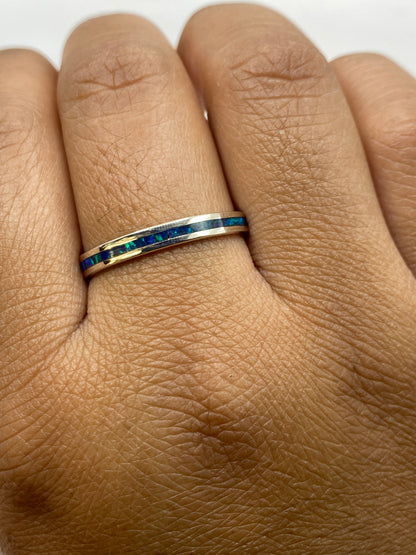 Anillo en dedo masculino mostrando el diseño minimalista y el Quinto .950