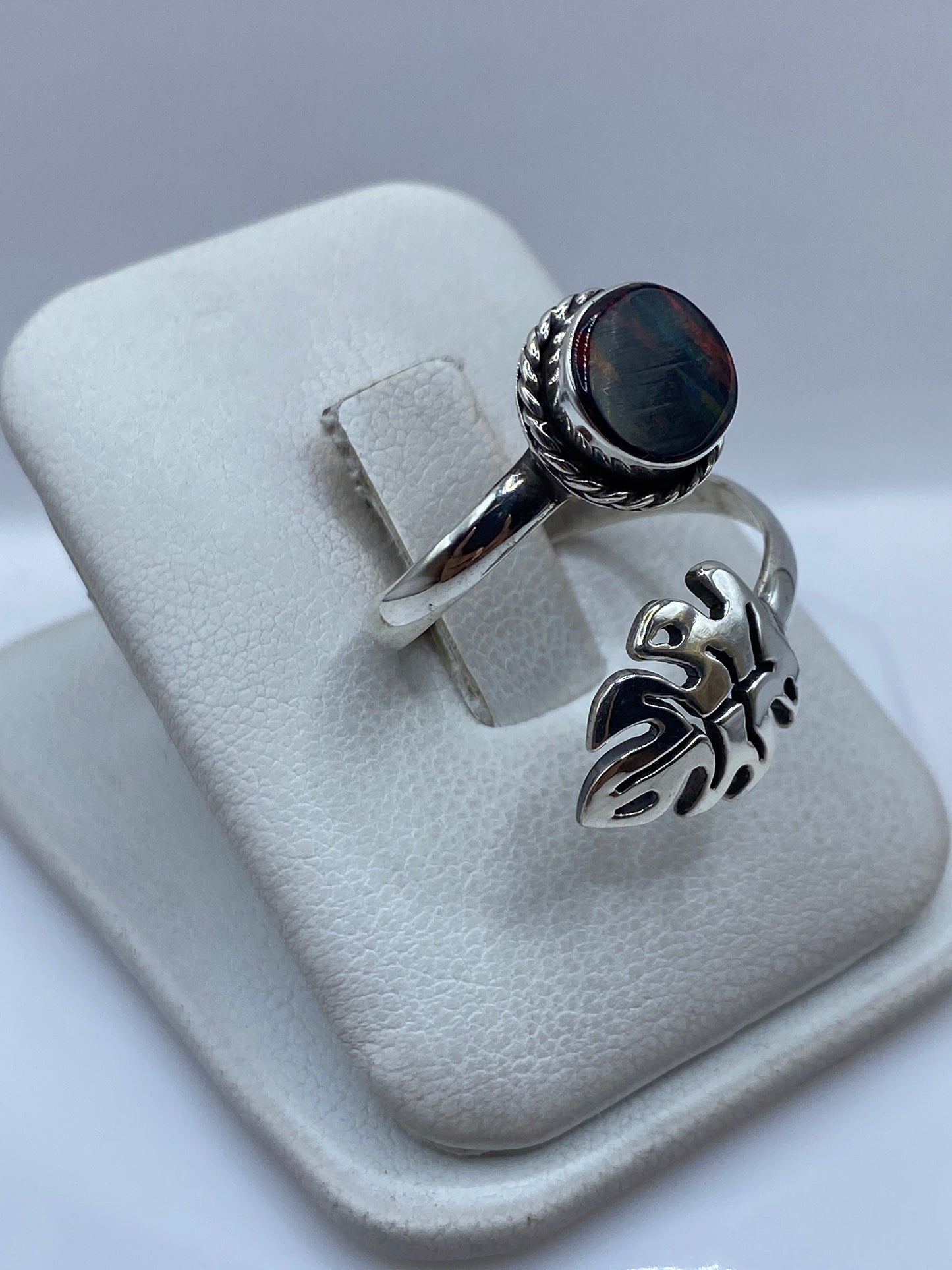 Ópalo de fuego multicolor engastado en plata .925 con marco trenzado