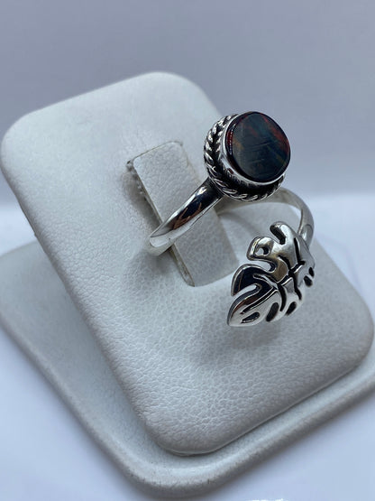 Ópalo de fuego multicolor engastado en plata .925 con marco trenzado
