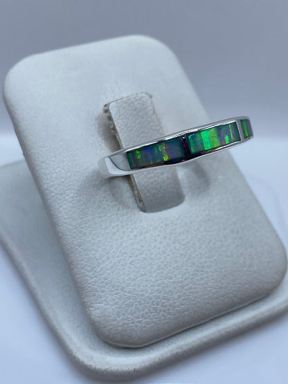 Vista frontal del anillo unisex mostrando el engaste de ópalo de fuego