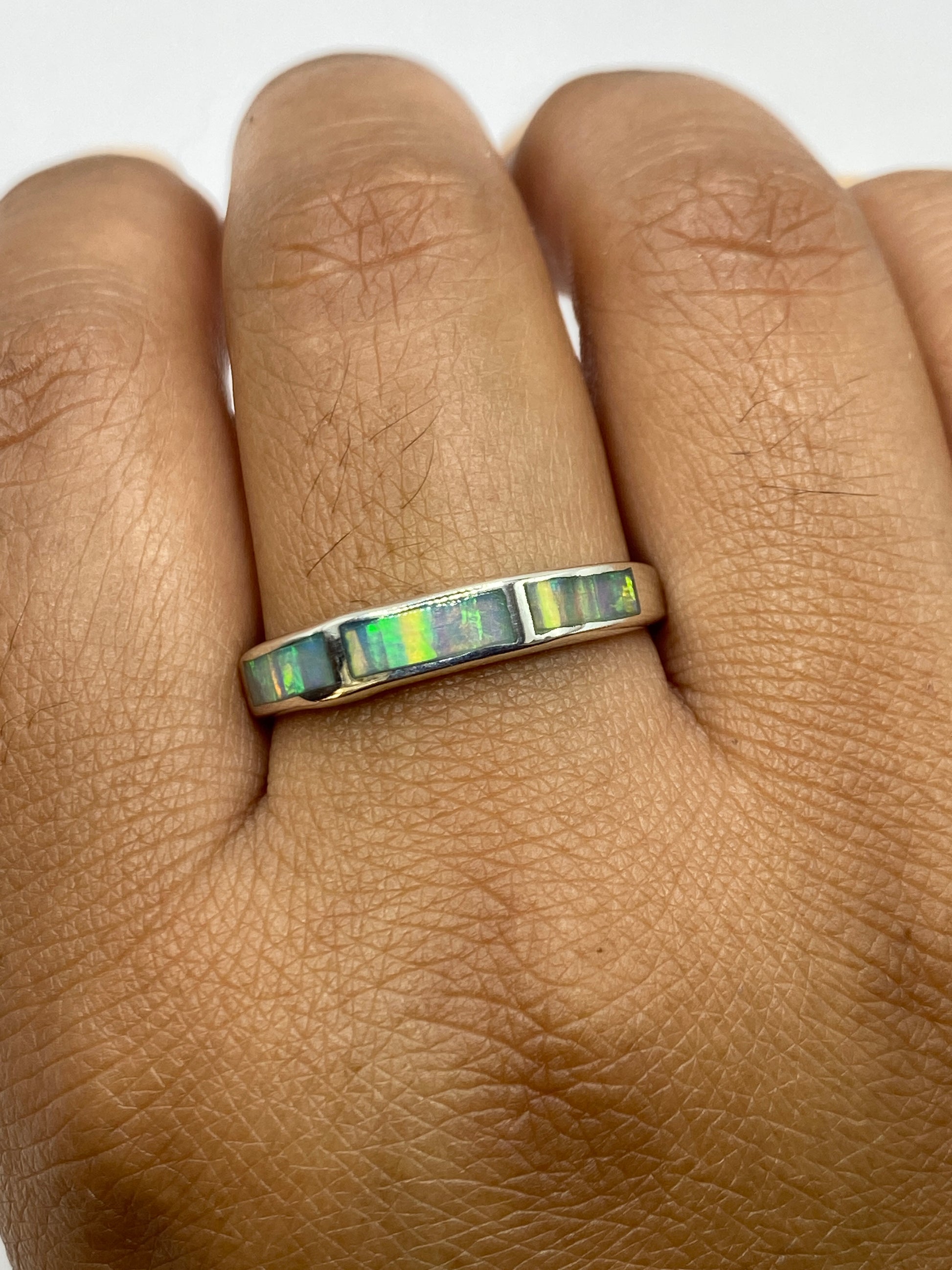Anillo en dedo masculino, detalle del Quinto .950 interior