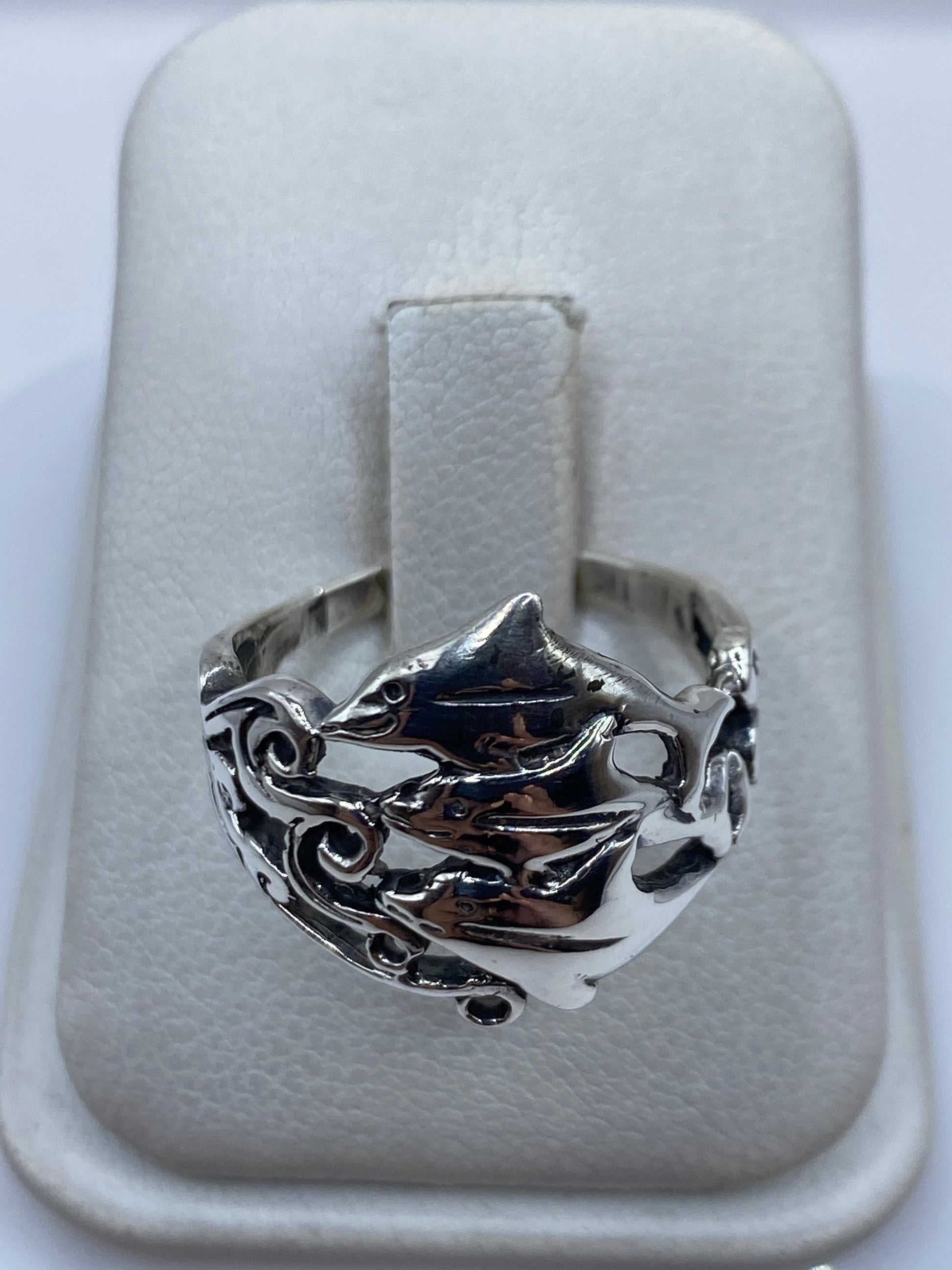 Anillo de plata calado .925 en talla 9 sobre almohadilla blanca