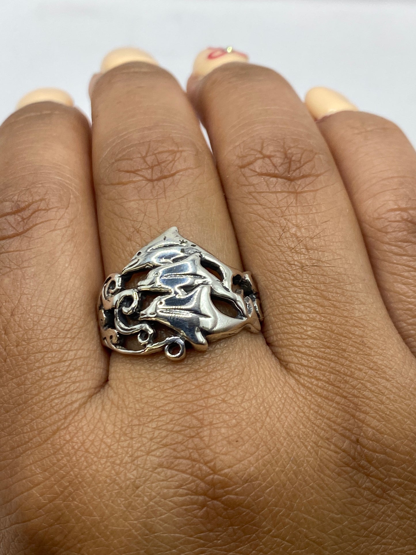 Anillo sobre balanza de precisión pesando 5.1 gramos, con certificado de SKU