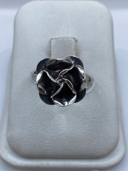 Anillo ajustable de plata con diseño de rosa en relieve sobre estuche blanco