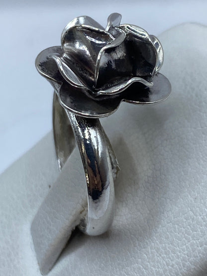 Anillo en la mano de una mujer luciendo el diseño floral pulido