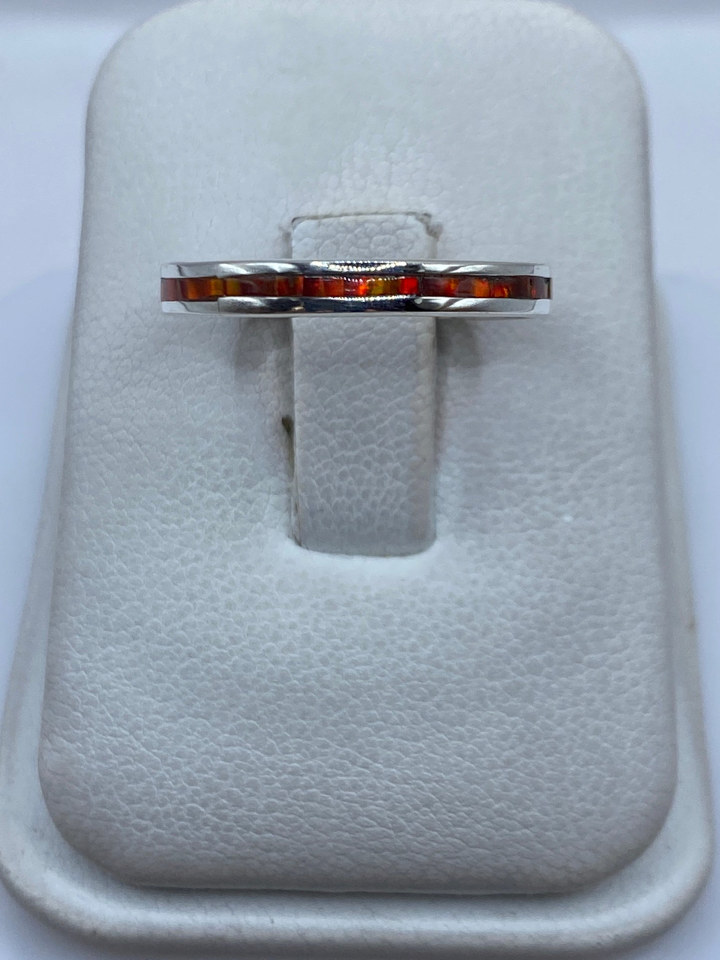 Anillo de plata .950 con ópalo de fuego naranja en estuche blanco, vista frontal