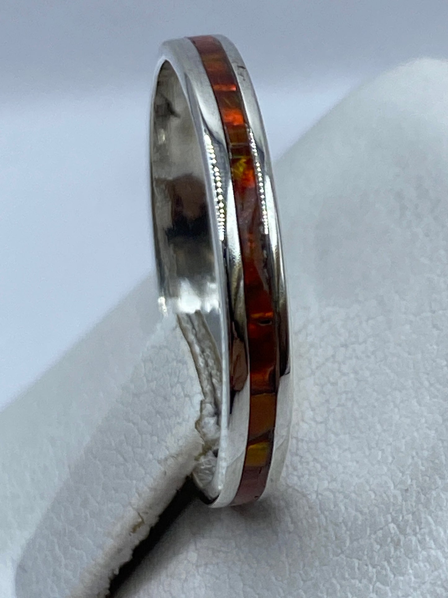Detalle lateral del anillo de plata .950 con engaste minimalista de ópalo
