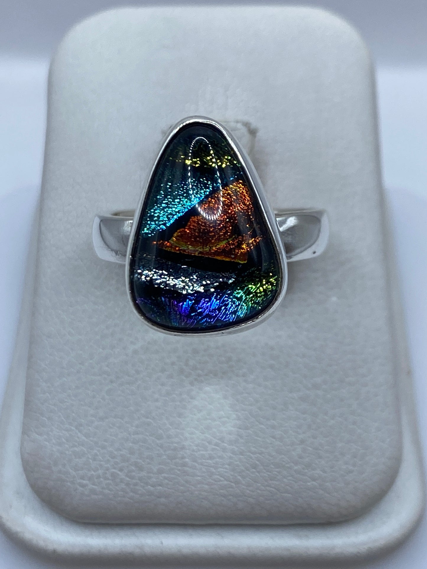 Anillo de plata .925 con piedra multicolor iridiscente en estuche blanco