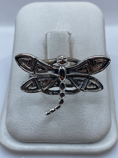 Anillo de plata .950 con diseño de libélula prehispánica calada en talla 7