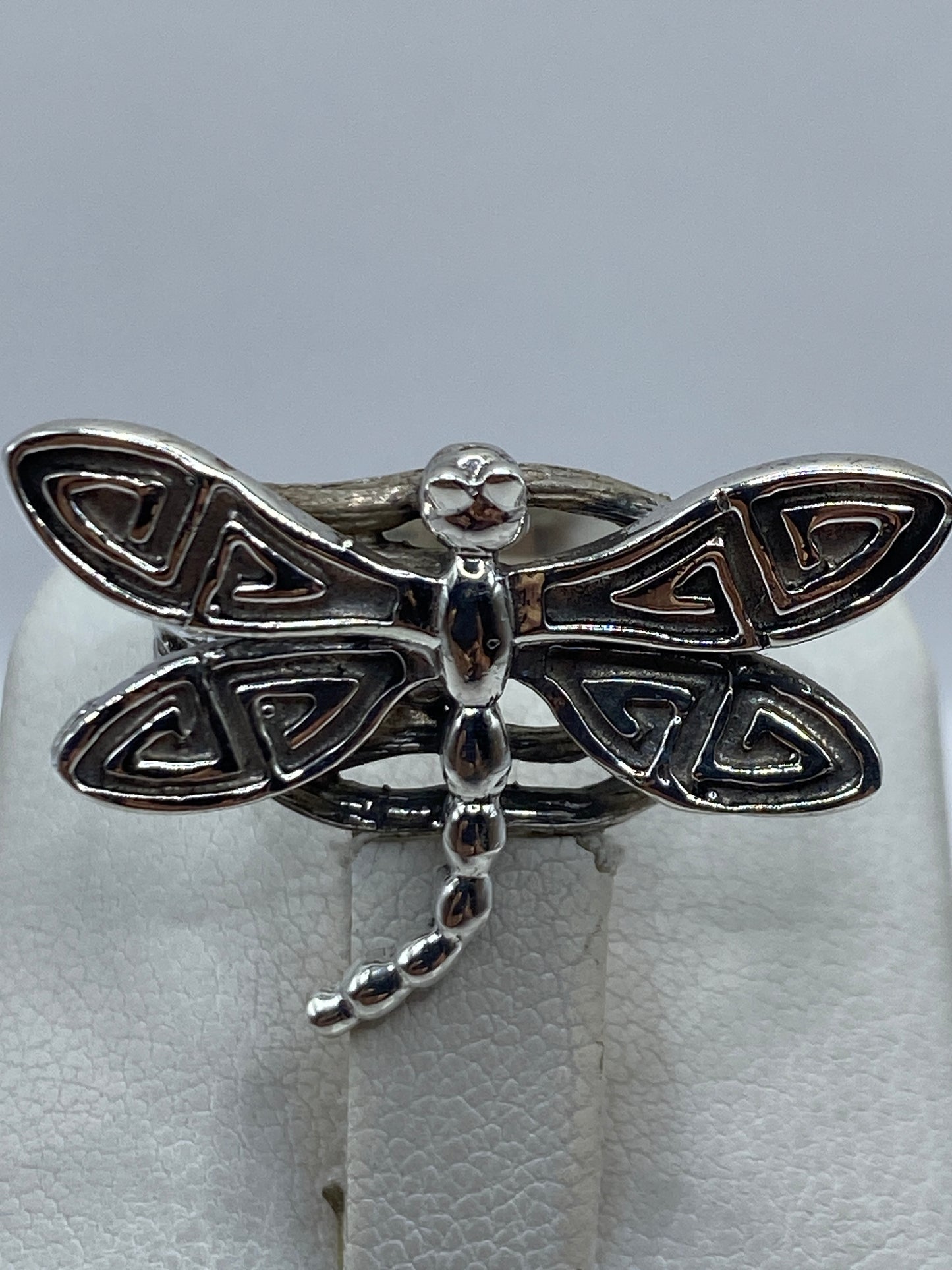 Anillo en dedo femenino destacando el brillo pulido de la plata .950