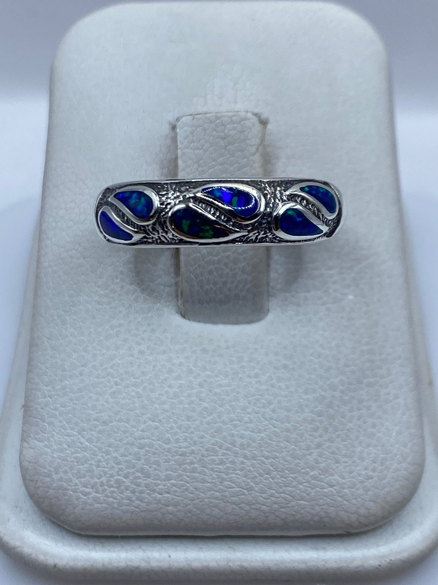 Anillo de plata .950 con ópalo de fuego azul en caja de presentación blanca