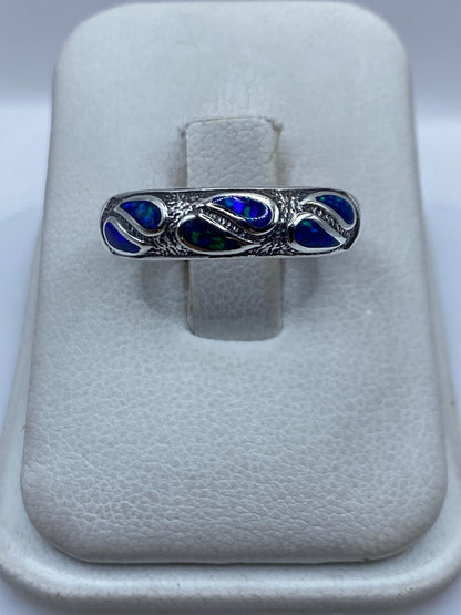 Anillo de plata .950 con ópalo de fuego azul en caja de presentación blanca