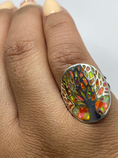 Anillo en la mano mostrando el brillo multicolor del ópalo de fuego