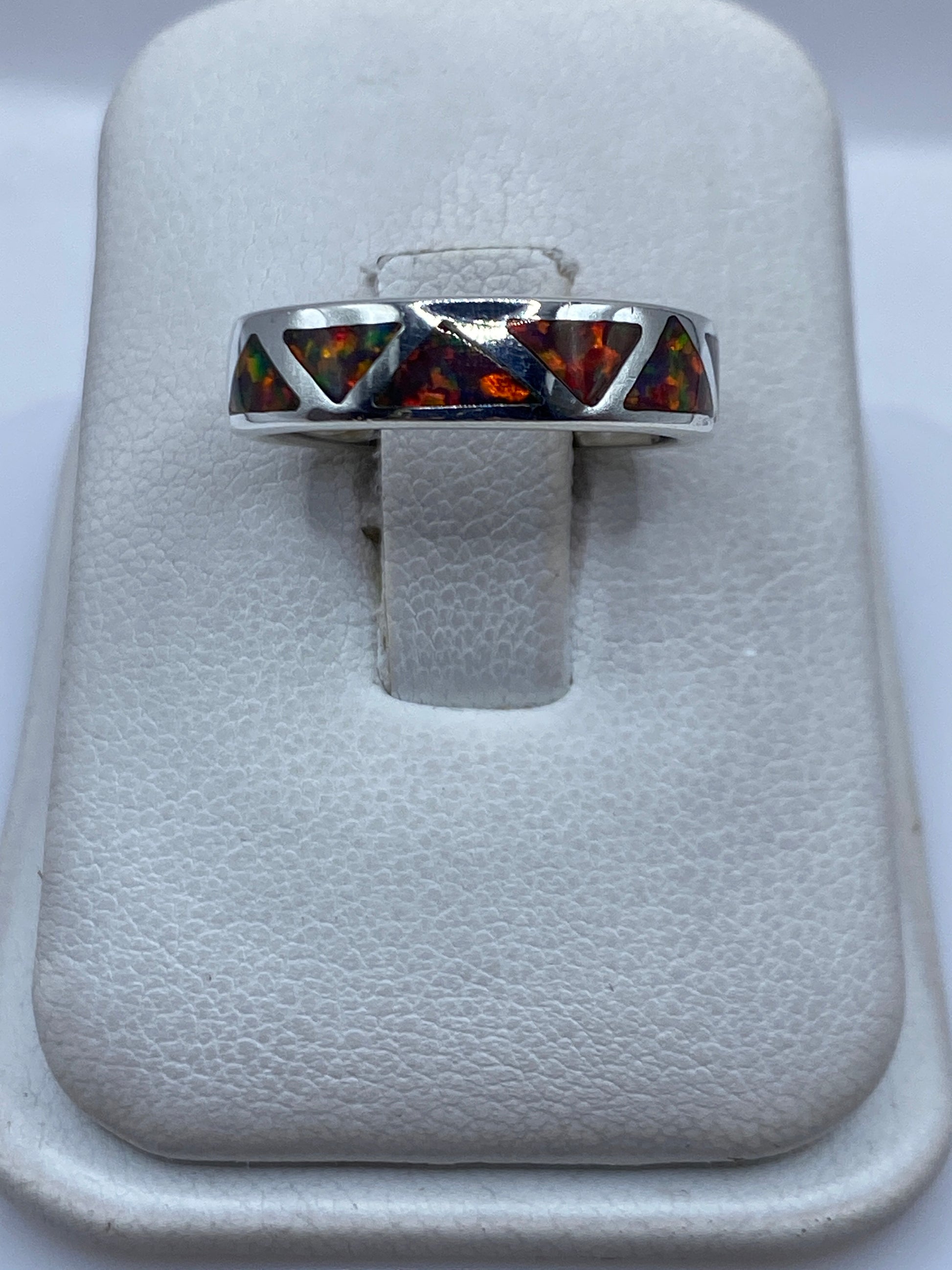 Anillo de plata .950 con ópalo de fuego multicolor en forma de triángulos engastados, sobre estuche de presentación