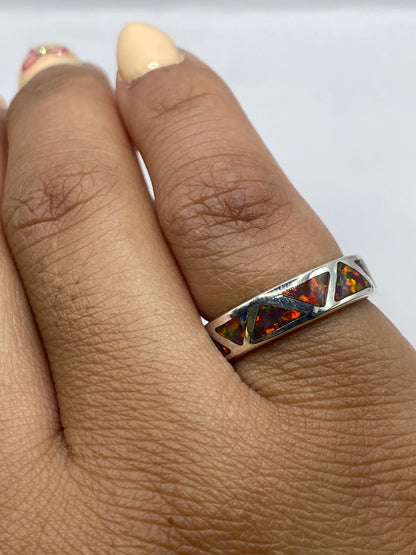 Vista frontal del anillo con sello .950 grabado, diseño geométrico triangular de Taxco