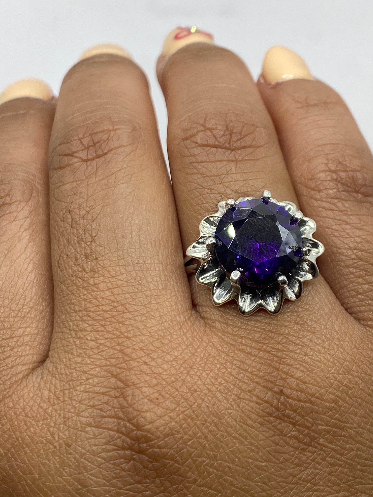Anillo en balanza mostrando peso de 5.3 gramos y Quinto .925
